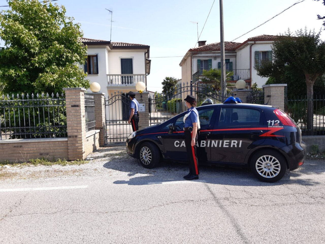Violenta rapina in casa a Saonara, pensionato minacciato con la pistola e preso a bastonate