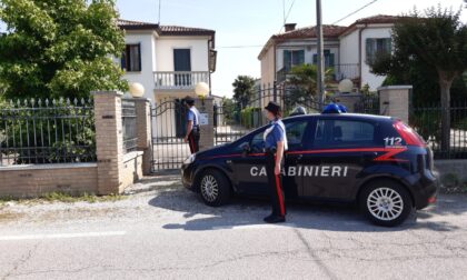 Violenta rapina in casa a Saonara, pensionato minacciato con la pistola e preso a bastonate