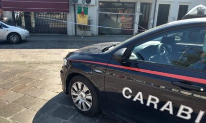 Ordigno rudimentale esplode nella notte davanti alla macelleria: indagano i Carabinieri