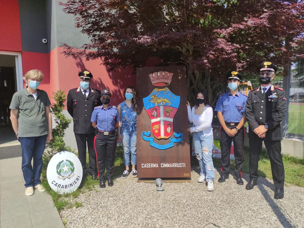 Restauro dello stemma araldico dell’Arma, due liceali in caserma a Cittadella