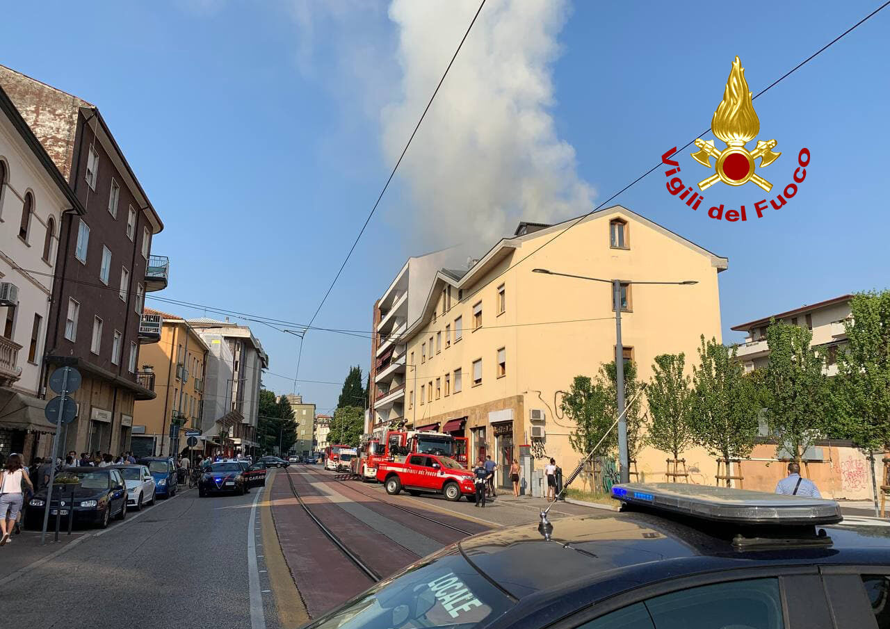 Incendio viale Arcella Padova: i video e le foto, due intossicati nell’appartamento mansardato