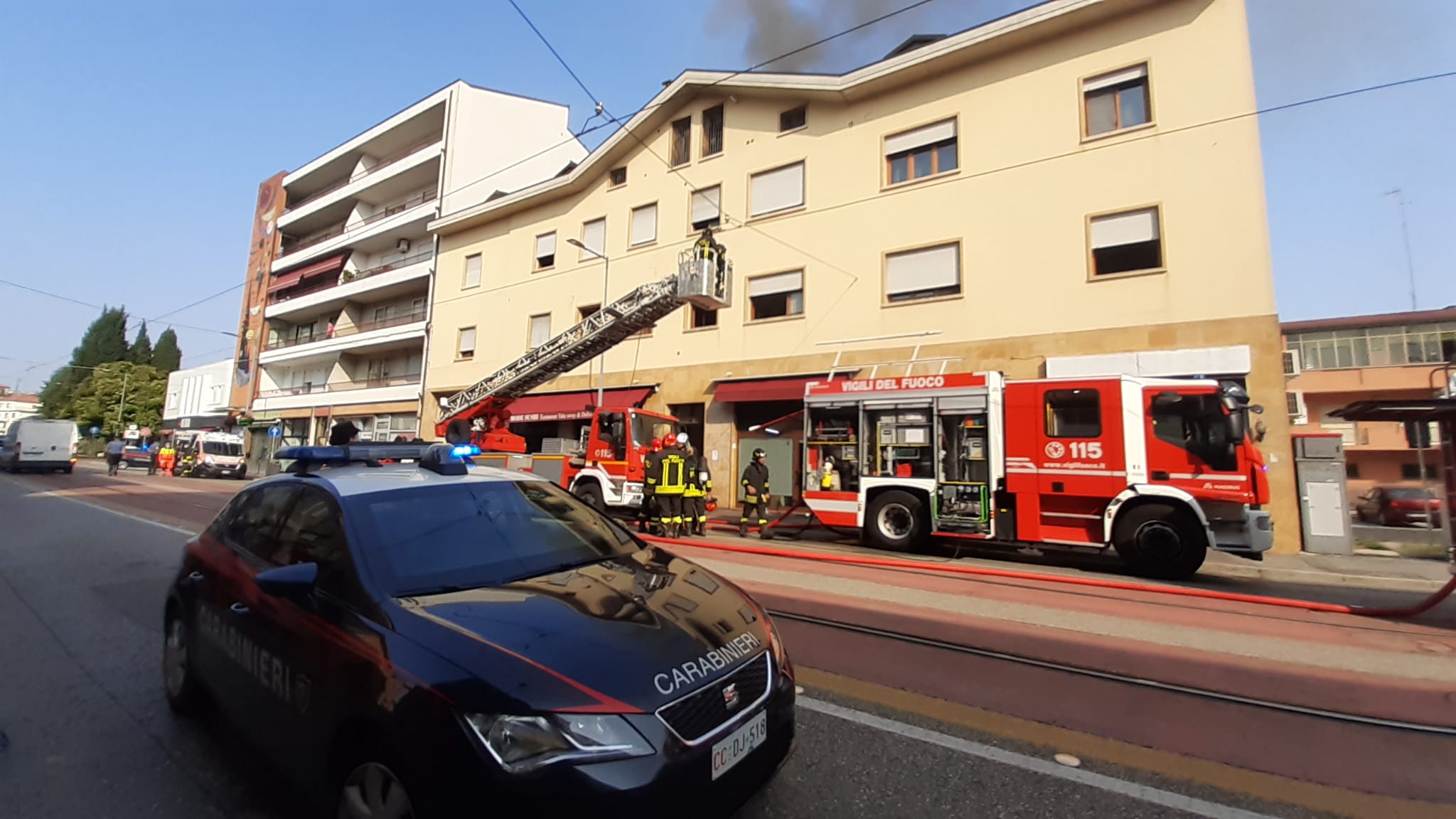 Incendio appartamento all'Arcella, l'allarme lanciato da un 12enne: evacuati 56 residenti