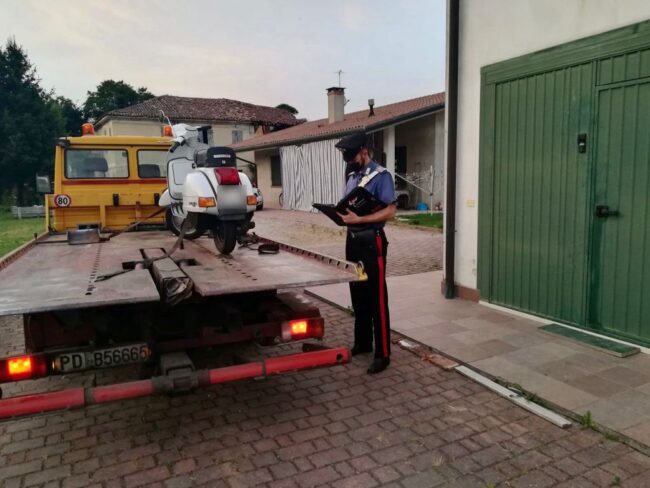 Malore in sella alla sua Vespa: medico 61enne lotta per la vita