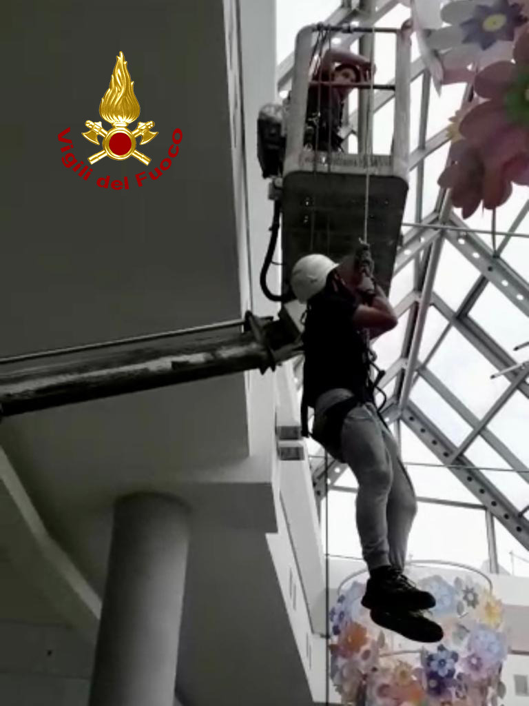 Operaio bloccato a dieci metri d’altezza nel centro commerciale: salvato dai Vigili del fuoco