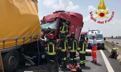 Incidente mortale in A13, il video dell'impressionante schianto tra tre camion e un'auto