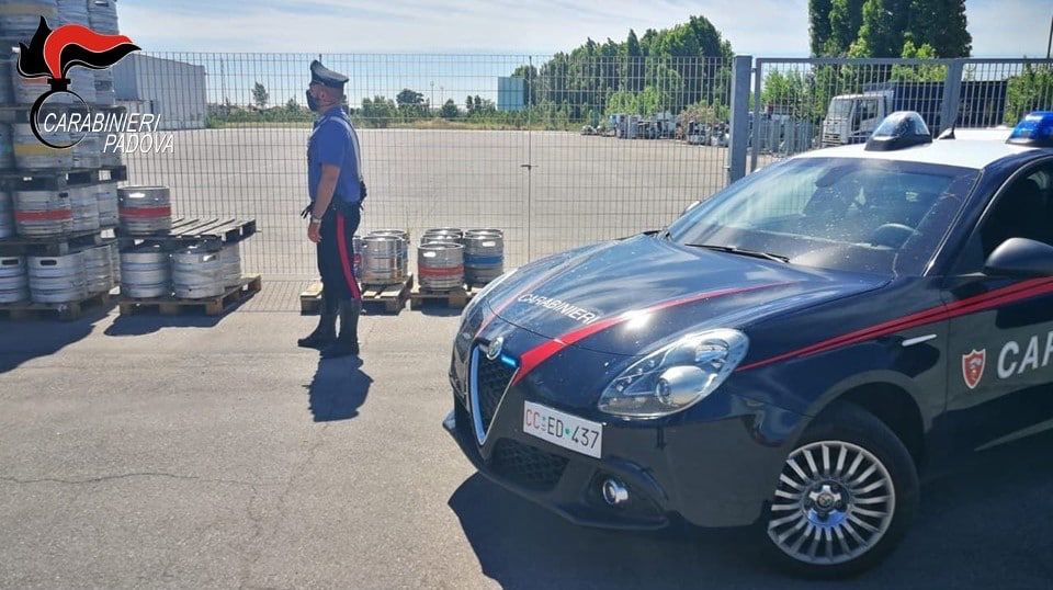 Due Carrare, ruba fusti vuoti e bombole per spillare la birra: 53enne arrestato