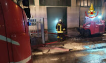 Le foto dell'incendio in un capannone di smaltimento e recupero di metalli
