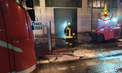 Le foto dell'incendio in un capannone di smaltimento e recupero di metalli