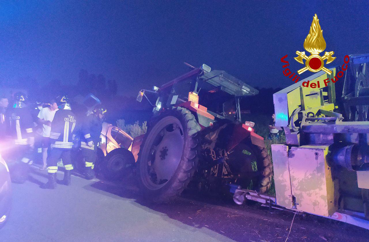 Trebaseleghe, le foto dello scontro tra il trattore e un’auto: un ferito