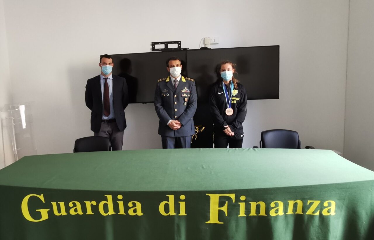 La visita al Comando provinciale della giovane sciabolatrice delle Fiamme gialle Benedetta Fusetti
