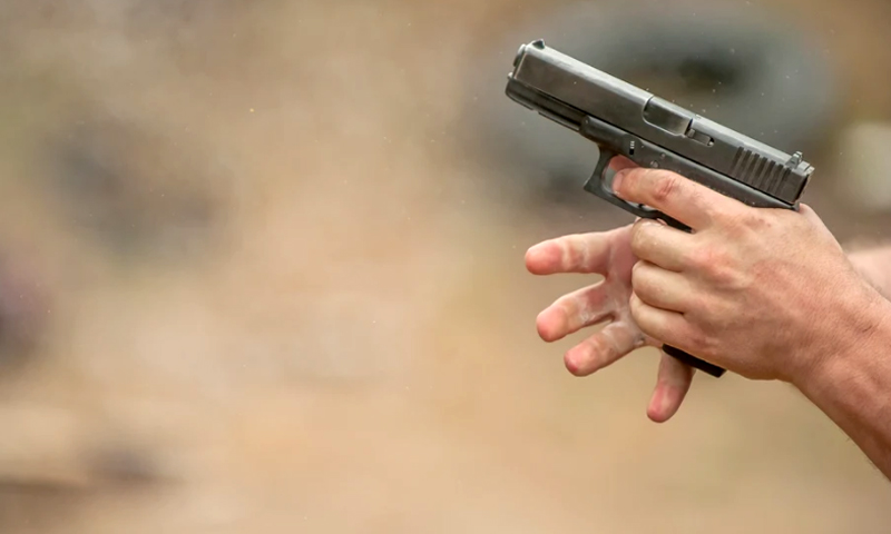 Armati di pistola e coltello entrano in oreficeria e si fanno consegnare contanti e oggetti in argento