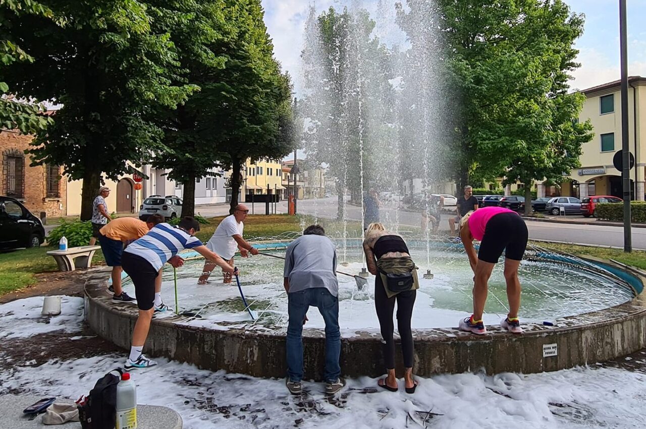 Detersivo nella fontana del paese: ripulita a tempo di record da sindaco e cittadini