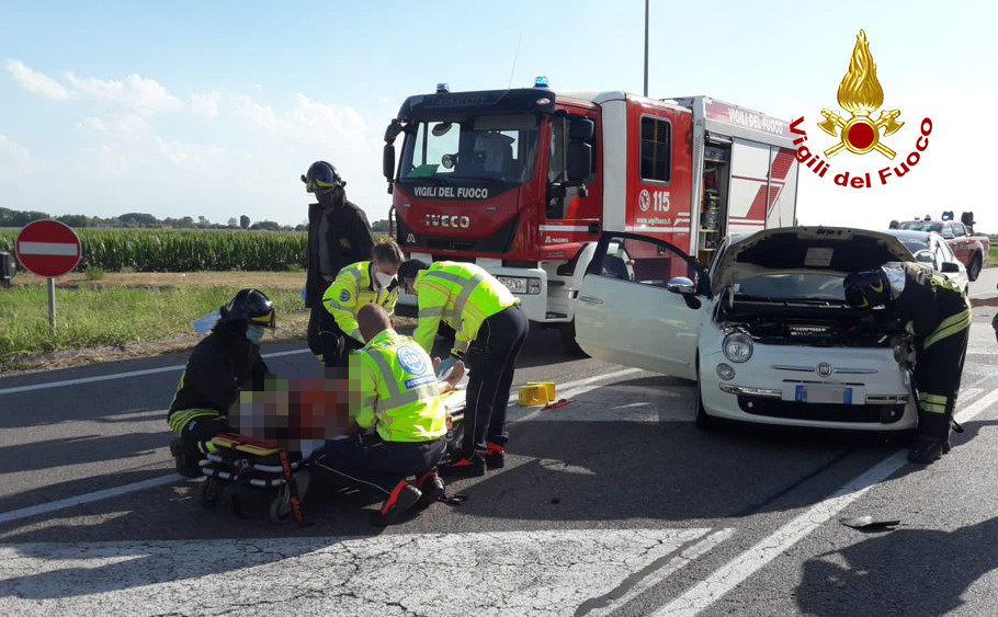 Incidente sulla Monselice mare, scontro tra due auto: un ferito estratto dalle lamiere