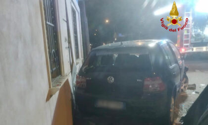 Piomba sulle auto parcheggiate fa strike! Quattro vetture distrutte