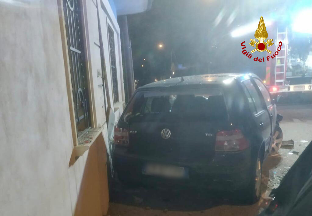 Piomba sulle auto parcheggiate fa strike! Quattro vetture distrutte