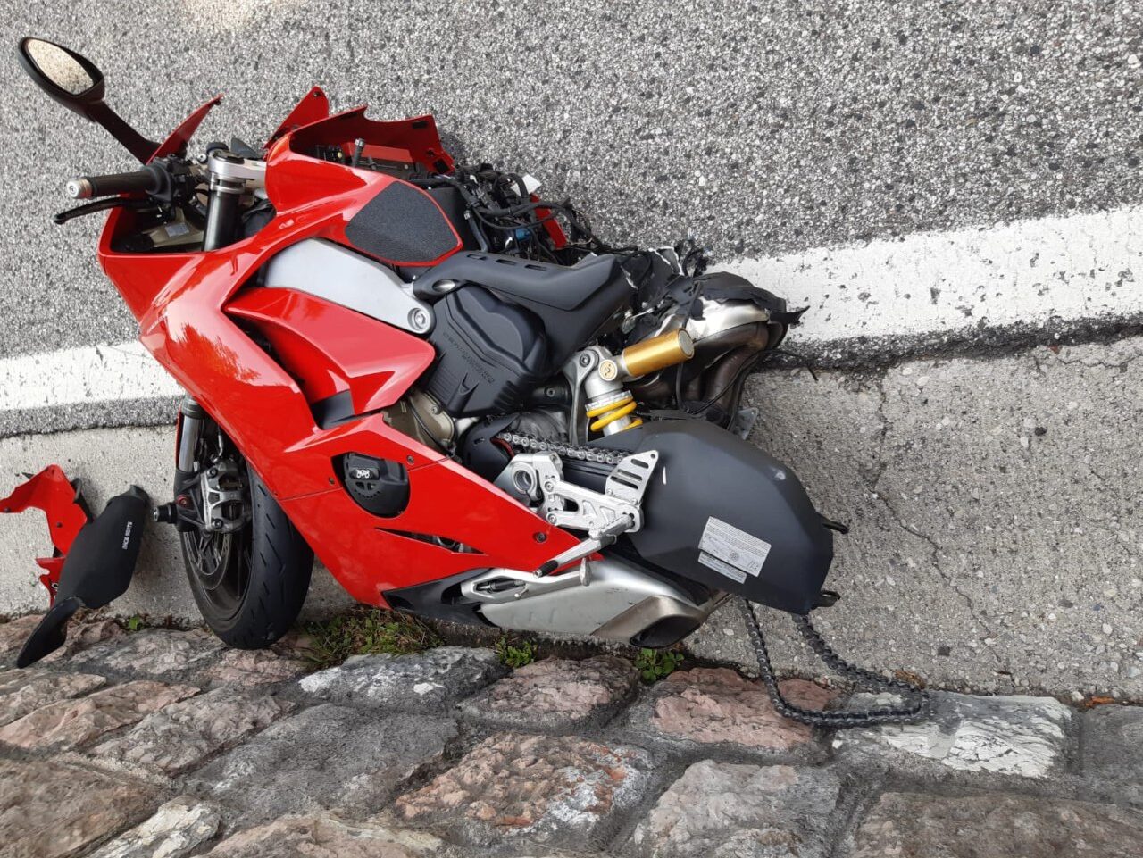 Perde il controllo della moto e si schianta contro il guard rail: 27enne di Curtarolo ferito gravemente