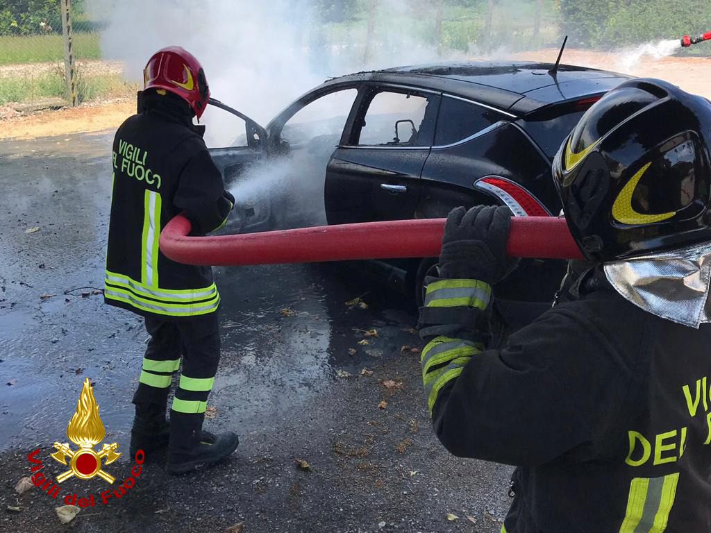 Le foto della Lancia Delta divorata dalle fiamme a Borgo Veneto
