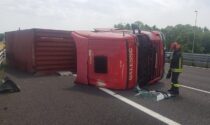 Padova ovest, video e foto del camion ribaltato in autostrada: un ferito e code in aumento