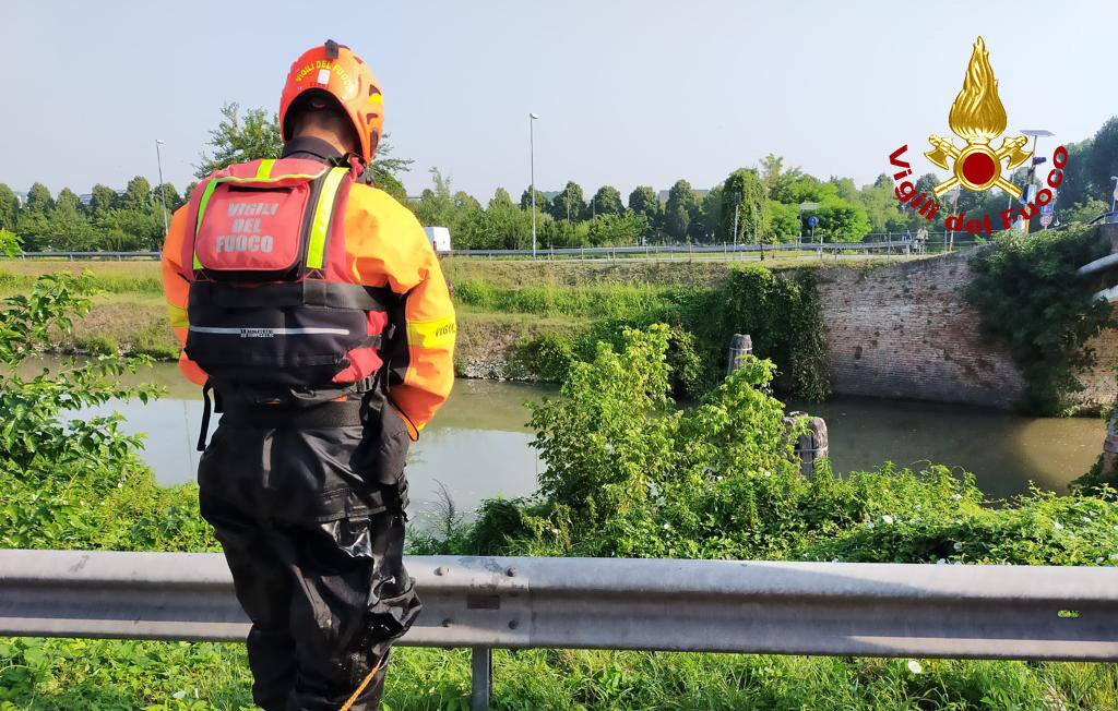Ponte dei Graissi, 68enne cade nel Piovego: salvato dai Vigili del fuoco