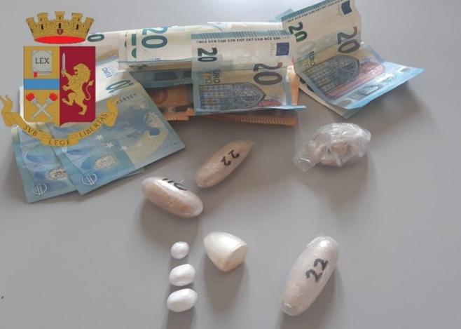 Apre negozio in casa ma dimentica di dire che “vende” coca ed eroina