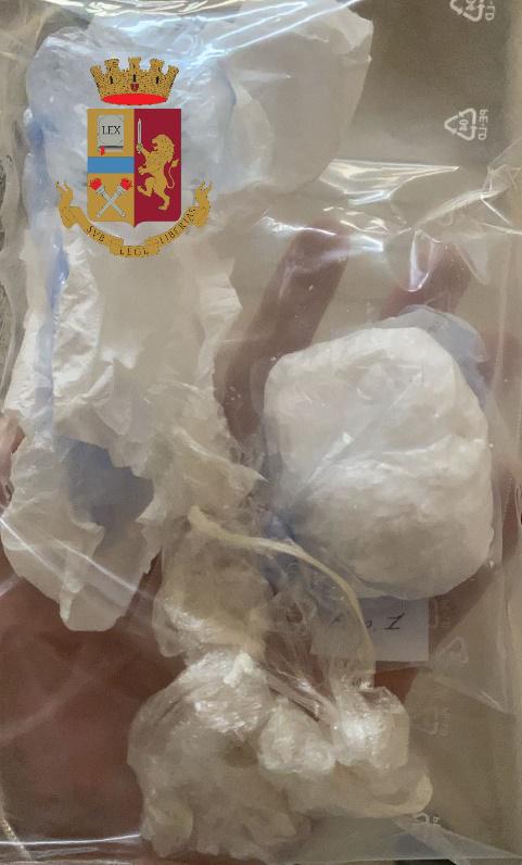 Affari “sporchi” all’autolavaggio: beccati con cocaina pura in sasso