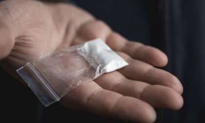 "Vuoi della cocaina?": pusher fenomeno offre droga al poliziotto: arrestato all'istante