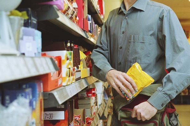 Ruba il Gin al supermercato e poi spintona la vigilanza: 19enne indagato per rapina