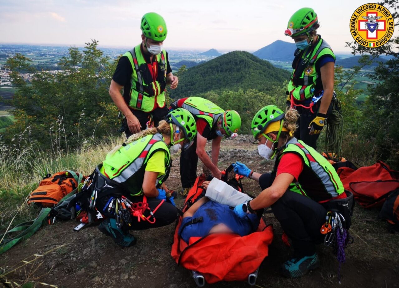 Monte Ceva, escursionista di Galzignano cade sul sentiero e si infortuna: soccorsa