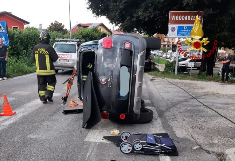 Auto rovesciata sul ponte Limena a Vigodarzere: un ferito