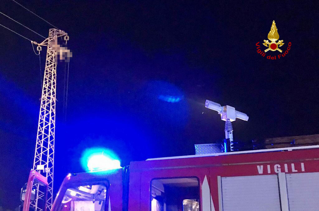 Tragedia a Este, sale sul traliccio dell’Enel e resta folgorato: morto un 32enne