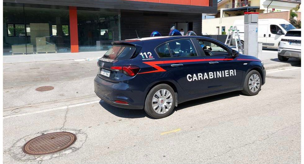 Perde l’equilibrio mentre pulisce le scale della ditta: 59enne ferito gravemente