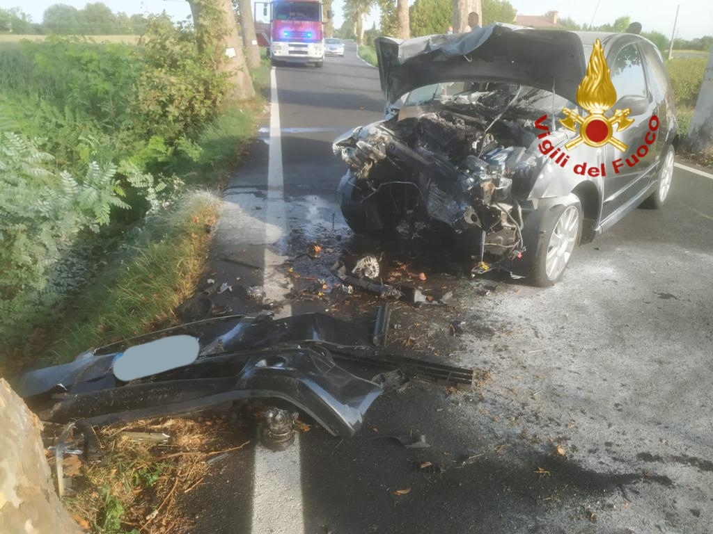 Principio di incendio dopo lo schianto contro il platano: conducente dell’auto ferito grave