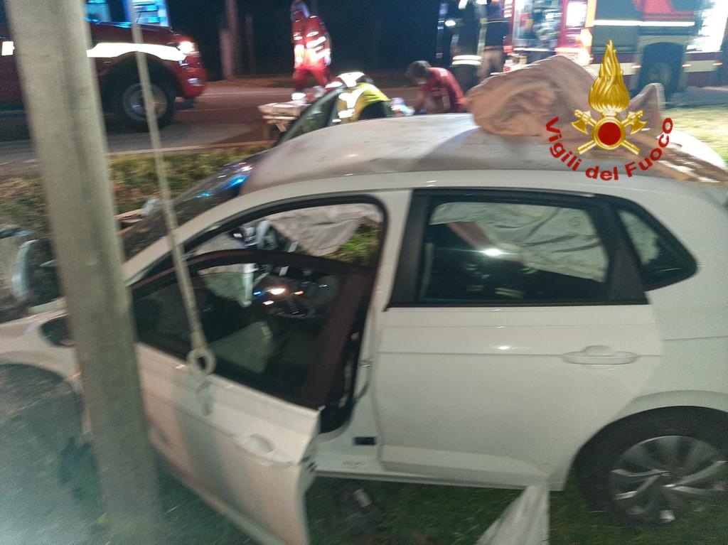 Perde il controllo dell’auto e finisce fuori strada: feriti gravemente due giovani