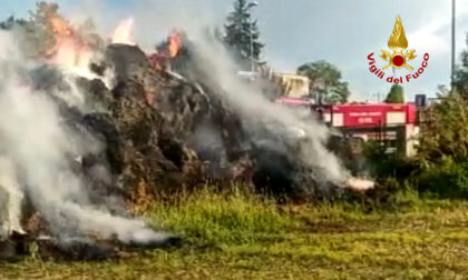 Rotoballe a fuoco, le immagini dell'incendio in un'azienda agricola padovana