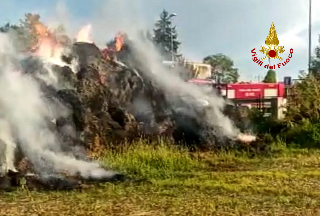 Rotoballe a fuoco, le immagini dell’incendio in un’azienda agricola padovana