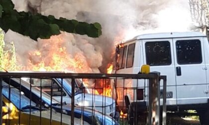 Si surriscalda l'impianto fotovoltaico e scoppia l'inferno: le foto dell'incendio all'autofficina padovana