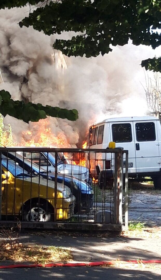 Si surriscalda l’impianto fotovoltaico e scoppia l’inferno: le foto dell’incendio all’autofficina padovana