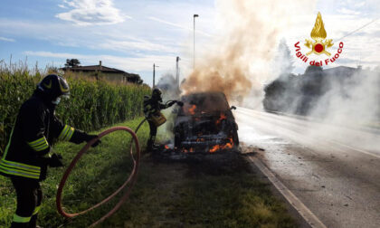 Range Rover divorato dalle fiamme sulla provinciale a Piazzola sul Brenta