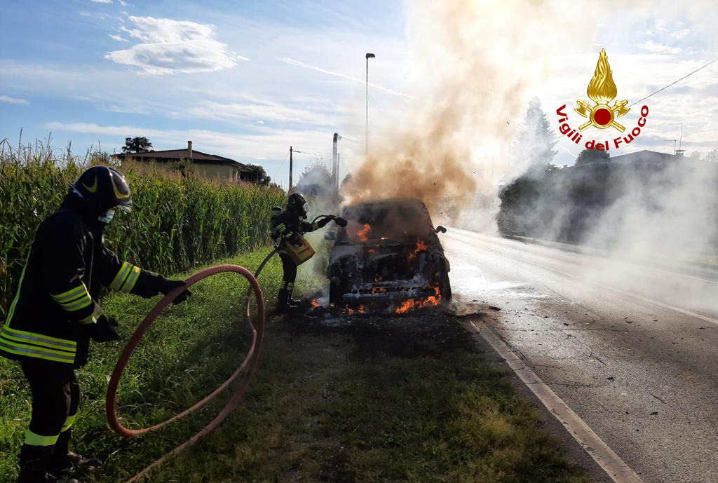 Range Rover divorato dalle fiamme sulla provinciale a Piazzola sul Brenta