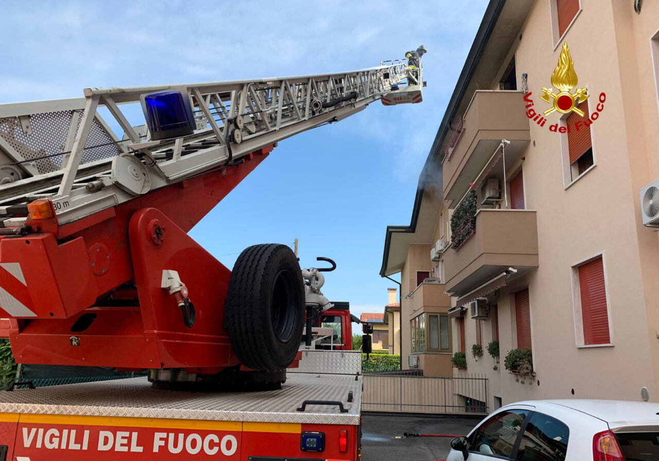 Paura a Cadoneghe, le foto dell’incendio divampato in una palazzina