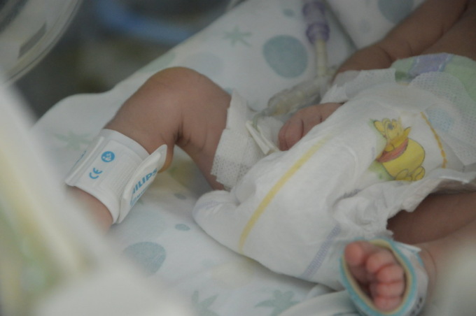 Lesioni al figlio di 5 mesi: il papà voleva ottenere sussidi, ma era pronto a far causa all’ospedale