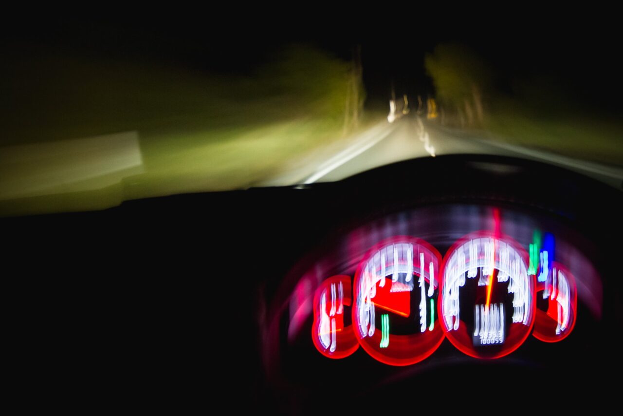 Perde il controllo dell’auto e finisce fuori strada: dopo l’incidente si rifiuta di fare l’alcoltest