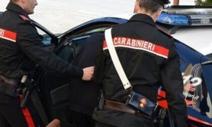 Tenta di sfondare la porta di casa dell'ex e poi aggredisce i Carabinieri in strada