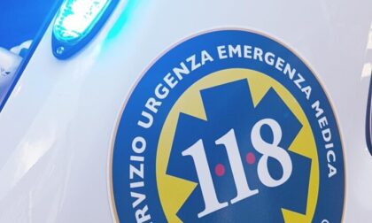 Inciampa sul marciapiede e l'espositore che stava sistemando fuori dal negozio le cade addosso: 56enne ferita