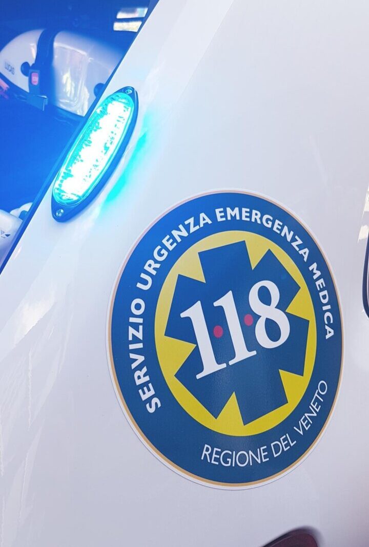Inciampa sul marciapiede e l’espositore che stava sistemando fuori dal negozio le cade addosso: 56enne ferita