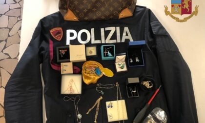 Topi d'appartamento colti sul fatto, nella borsa di lei monili e oggetti preziosi