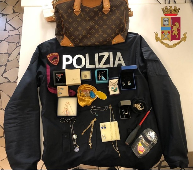 Topi d’appartamento colti sul fatto, nella borsa di lei monili e oggetti preziosi
