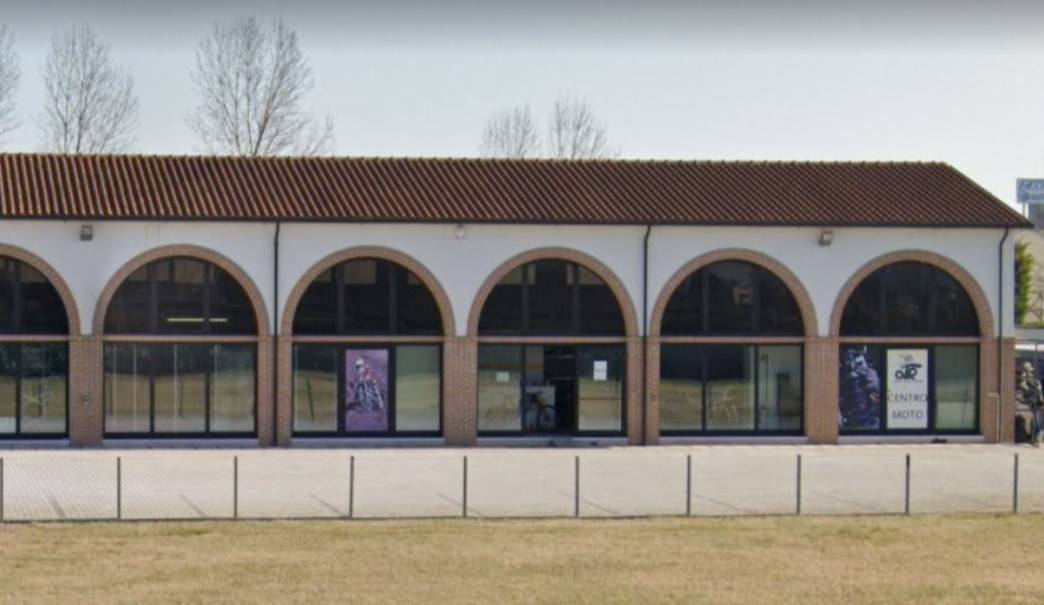 Si introducono nell’officina e rubano biciclette di varie marche che erano in riparazione