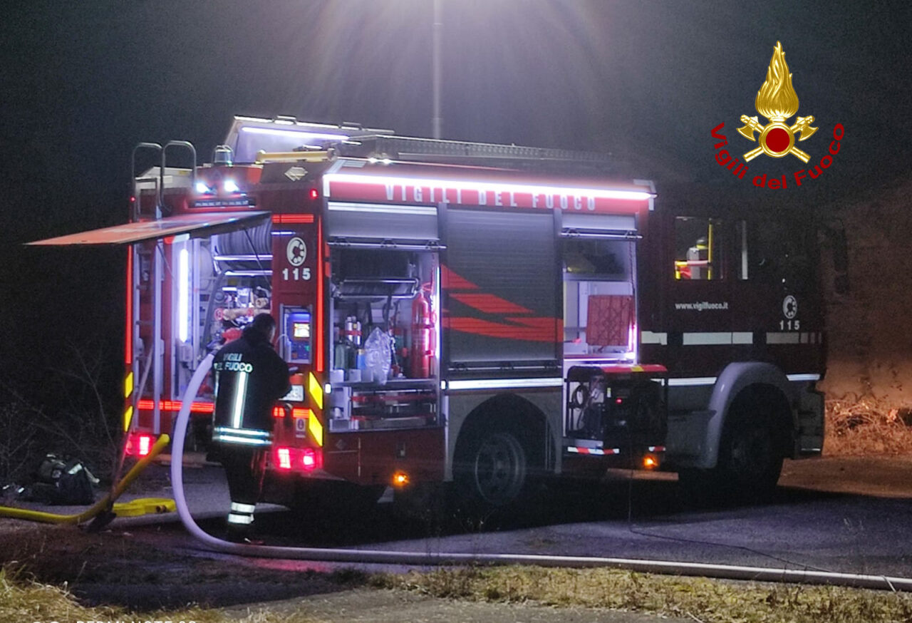 La piattaforma si blocca e l’operaio resta sospeso a 15 metri d’altezza