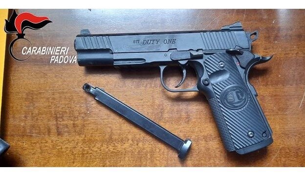 Quel vecchio debito per la “maria” da riscuotere con gli interessi: botte e minacce con la pistola a un 20enne